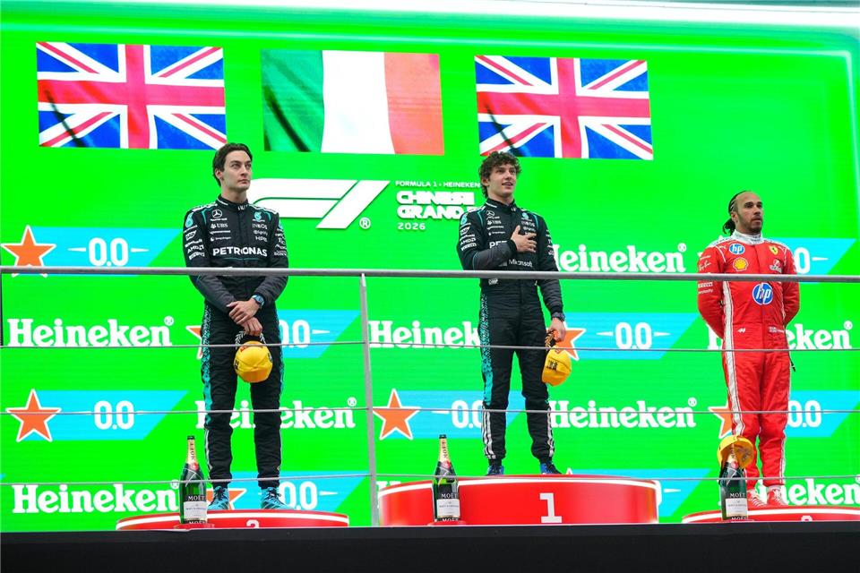 Kimi Antonelli (m) ist bei Mercedes der Nachfolger von Lewis Hamilton.Vincent Thian/AP/dpa