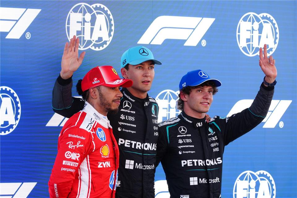 Kimi Antonelli (r) verpasst als Dritter die erste Startreihe.David Davies/PA Wire/dpa