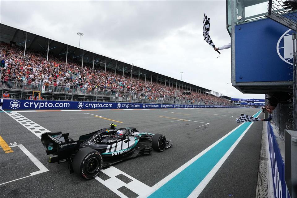 Kimi Antonelli rast in Miami zum Sieg.Rebecca Blackwell/Pool AP/dpa