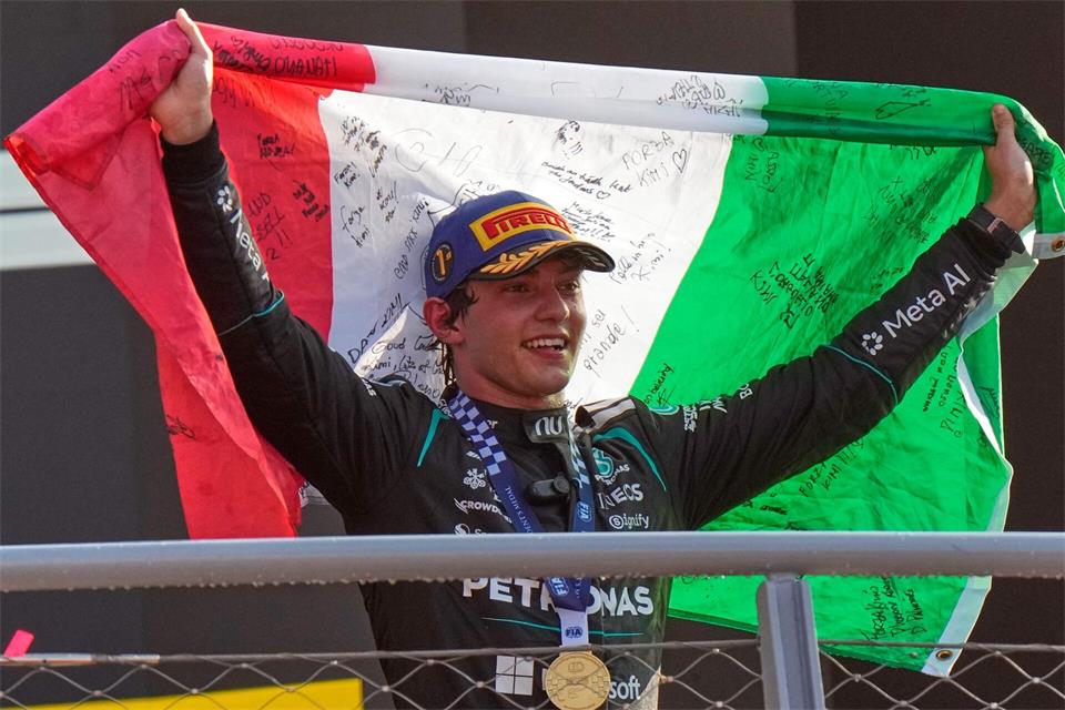 Kimi Antonelli raste mit einer irren Aufholjagd zum Heimsieg.Luca Bruno/AP/dpa
