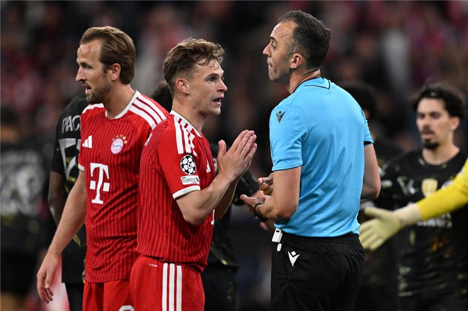 Kimmich reklamiert bei Schiedsrichter Pinheiro.Sven Hoppe/dpa