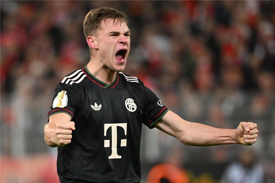 Kimmich und die Bayern bejubelten den gewonnenen Pokalfight. Soeren Stache/dpa