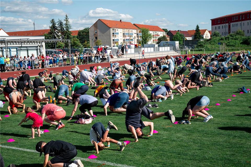 Kinder, Eltern und Senioren machten beim Weltrekordversuch am Weltpurzelbaumtag gemeinsam mit.Daniel Vogl/dpa