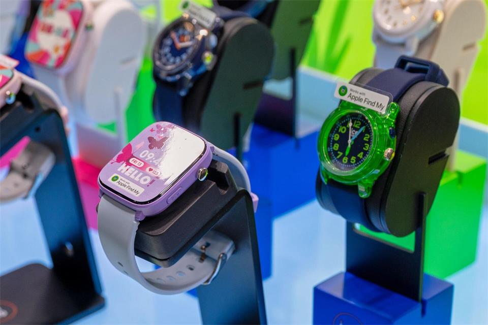 Kinder-Smartwatches sollen Eltern beruhigen – doch Ortung und andere Funktionen sollten nur aktiviert werden, wenn sie wirklich gebraucht werden.Nico Tapia/dpa-tmn