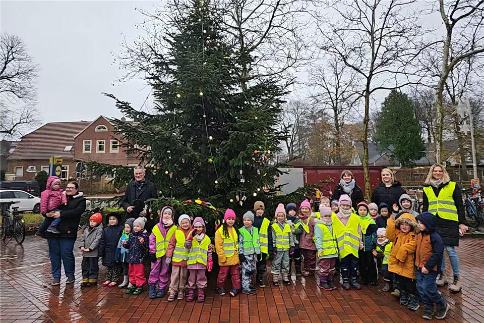 Kinder aus den Kitas St. Maria, Kinderland und Waldburg haben den Weihnachtsbaum auf dem Velener Leineweberplatz mit selbst gefertigtem Schmuck verziert.