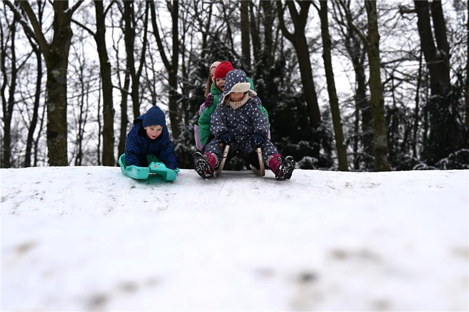Kinder beim Schlittenfahren im Schlosspark Benrath - am Sonntag dürften sich in ganz NRW wieder viele Schlittenfahrer an Hängen tummeln.Wolf von Dewitz/dpa