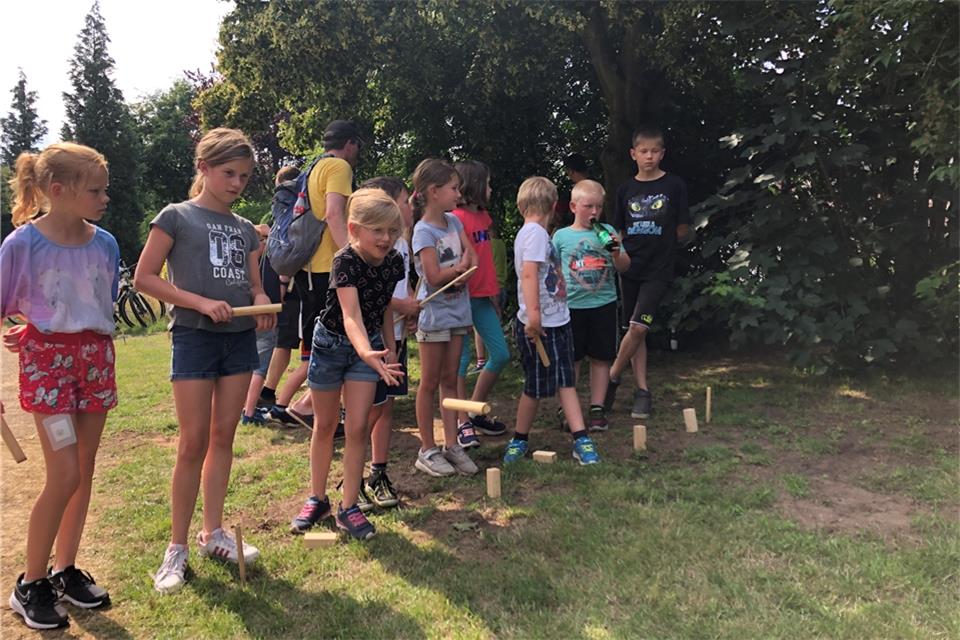 Kinder beim Wikingerschachturnier. 