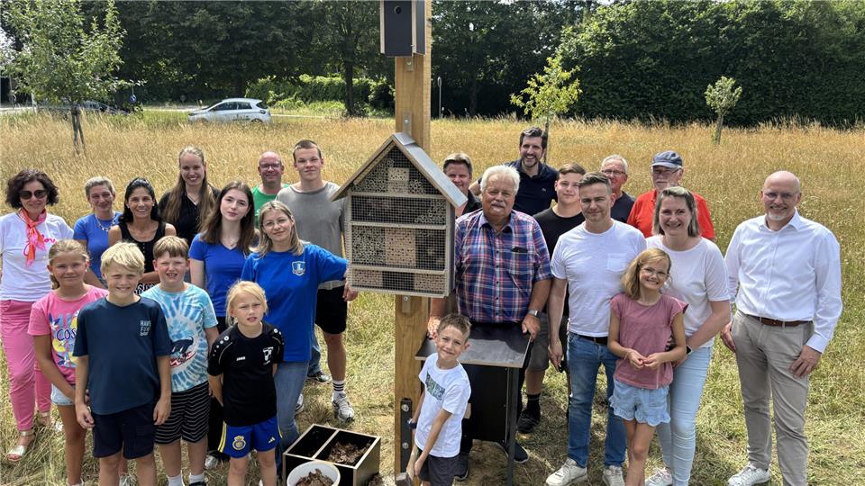 Kinder der Grundschule und des Jugendwerks bauten zwei große Insektenhotels.