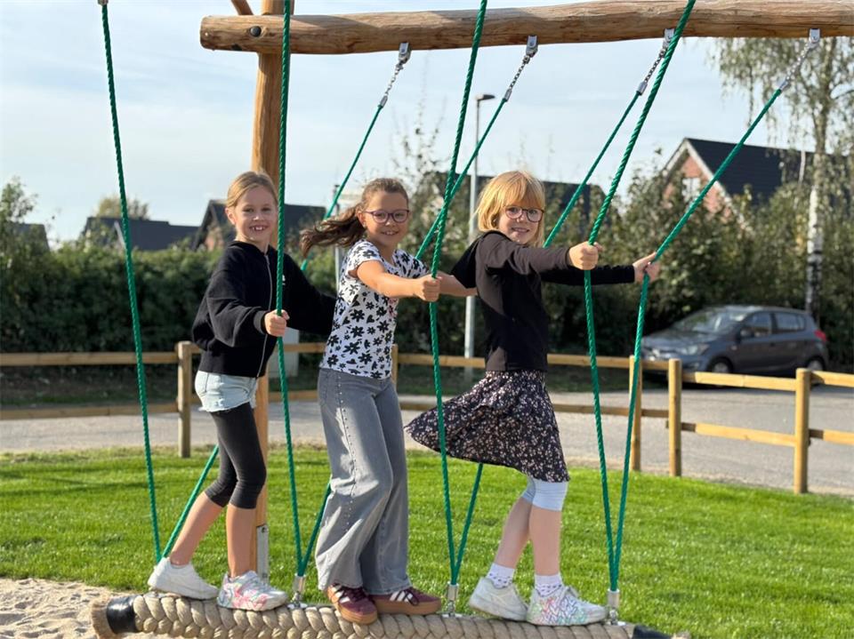 Kinder der Marienschule eröffnen gemeinsam mit Schulleiterin Mareen Kamps den Dschungelspielplatz in der Blumensiedlung.