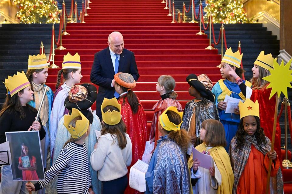 Kinder der St. Mauritius-Grundschule in Berlin-Lichtenberg werden zum Sternsingen von Berlins Regierendem Bürgermeister Kai Wegner (CDU) begrüßt.Jens Kalaene/dpa
