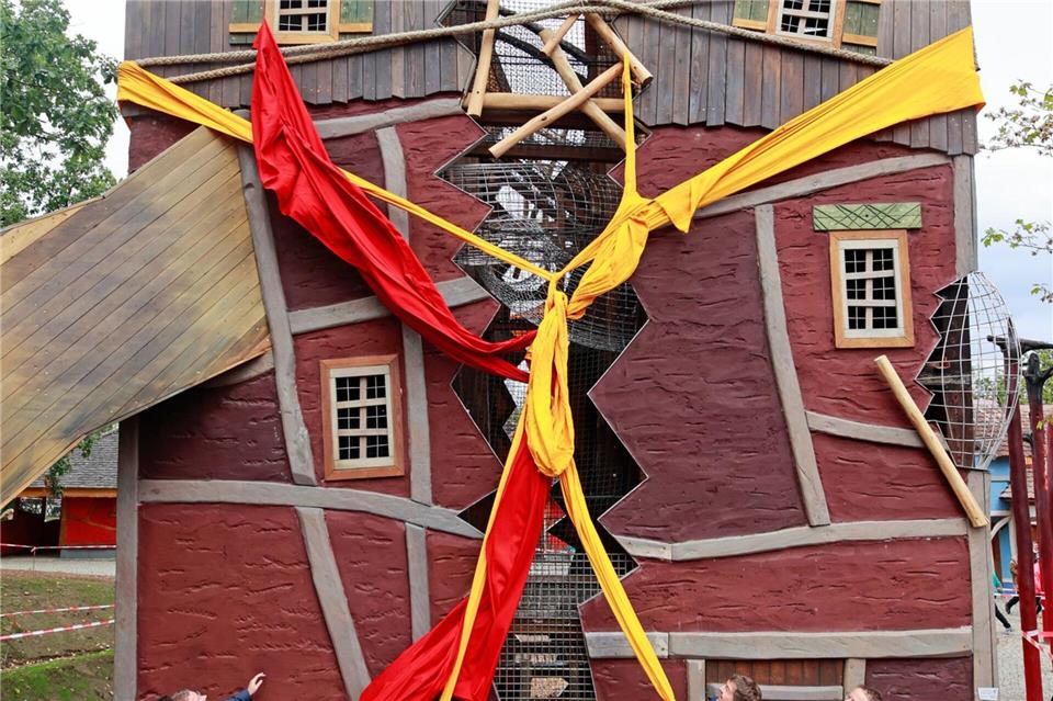 Kinder freuen sich über die Eröffnung eines neuen Hexendorfes auf dem Hexentanzplatz im Harz.Matthias Bein/dpa