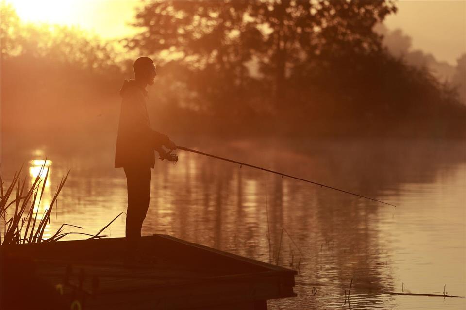 Kinder in Sachsen-Anhalt dürfen künftig ab acht Jahren angeln. (Symbolbild)Matthias Bein/dpa