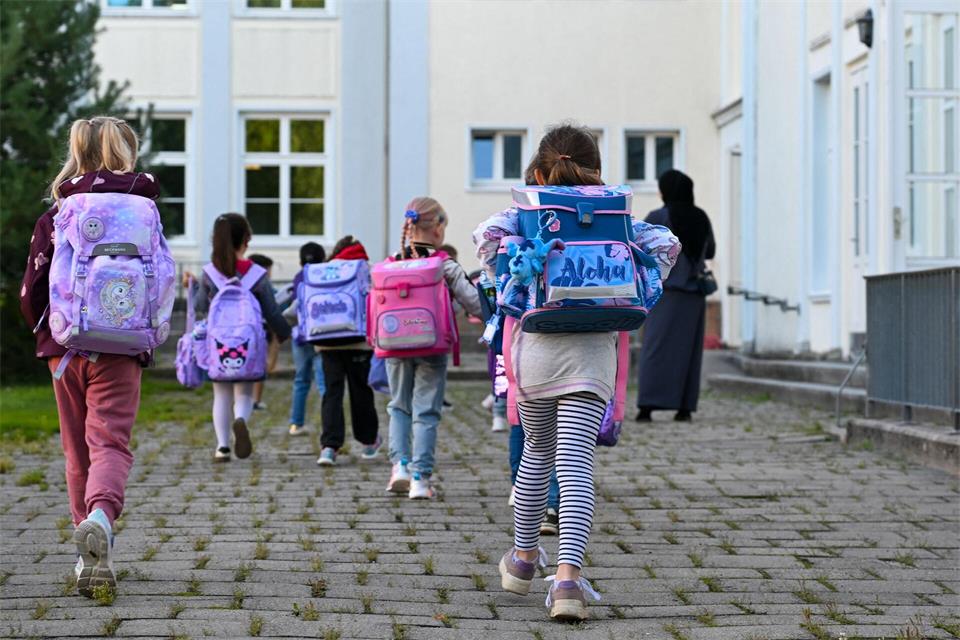 Kinder leiden unter den Folgen des Klimawandels. (Symbolbild)Patrick Pleul/dpa