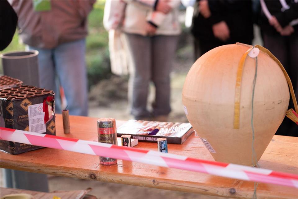 Kinder lernen beim Präventionsprojekt C.L.E.V.E.R. am ukb, wie gefährlich Feuerwerkskörper sein können.Markus Lenhardt/dpa