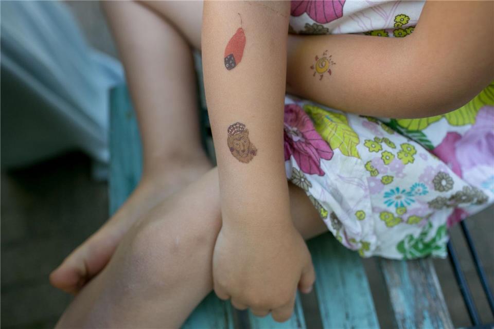 Kinder lieben sie - doch in fast allen Klebetattoos, die die Zeitschrift „Öko-Test“ untersucht hat, stecken bedenkliche Inhaltsstoffe.picture alliance / dpa Themendienst