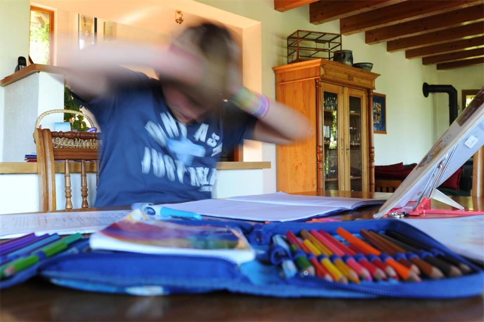 Kinder mit ADHS können sich oft schlechter konzentrieren. (Symbolbild)Julian Stratenschulte/dpa