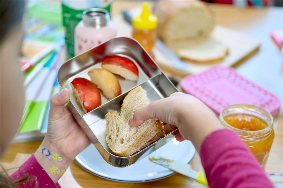 „Das mag ich nicht!“ - Wie Schulessen helfen könnte Kinder mit wählerischem Essverhalten aßen laut der Studie eher Fleisch, Fisch und Obst, wenn dieses in der Schulkantine auf dem Teller kam. (Symbolbild)Hendrik Schmidt/dpa
