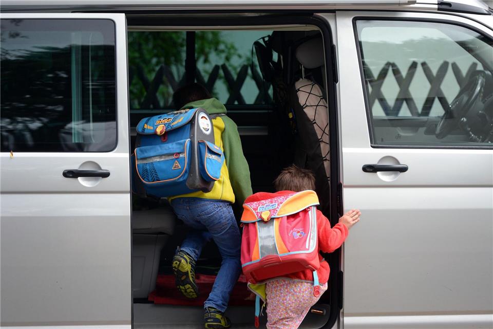Polizeikontrolle: Hunderte Kinder nicht richtig angeschnallt Kinder müssen im Auto korrekt angeschnallt werden - sonst droht ein Bußgeld. (Symbolbild)Ralf Hirschberger/dpa-Zentralbild/dpa