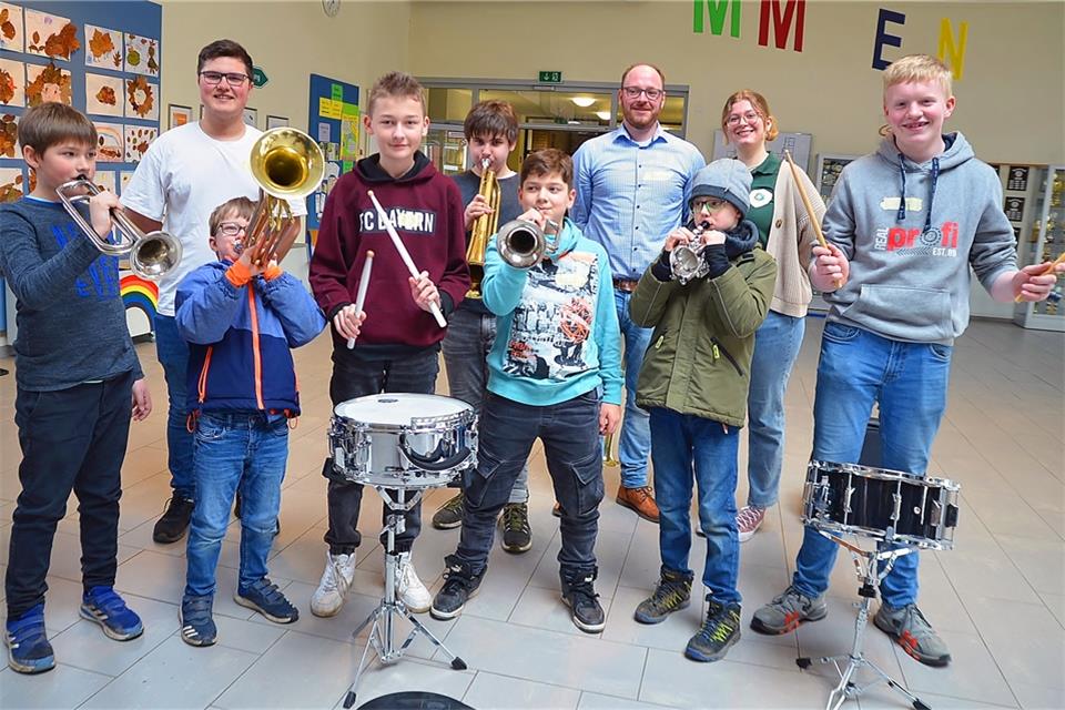 Kinder probieren beim Schnuppertag die Instrumente des Fanfarencorps aus.