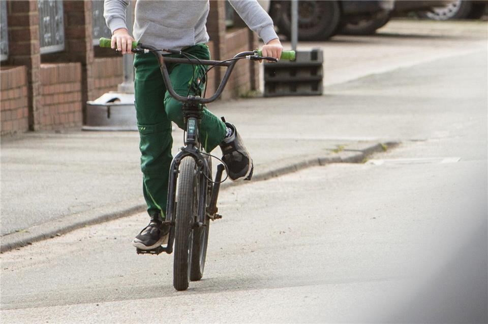 Kinder sind Kinder...und können sich noch entsprechend verhalten. Darauf müssen sich andere Verkehrsteilnehmer einstellen.Christin Klose/dpa-tmn