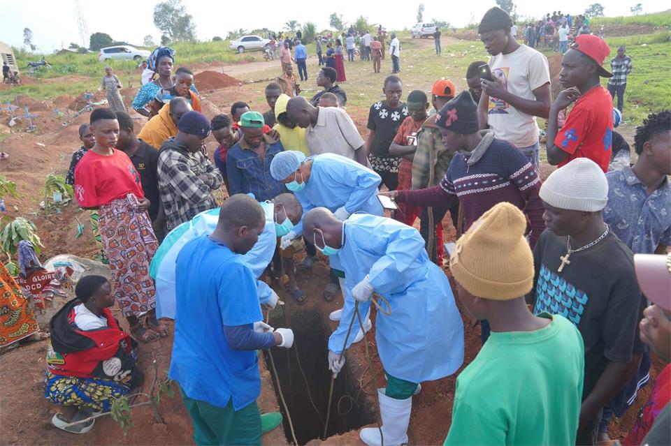 Kinder sind durch das gefährliche Ebola-Fieber besonders hart betroffen. (Archivbild)Dieudonne Dirole/AP/dpa