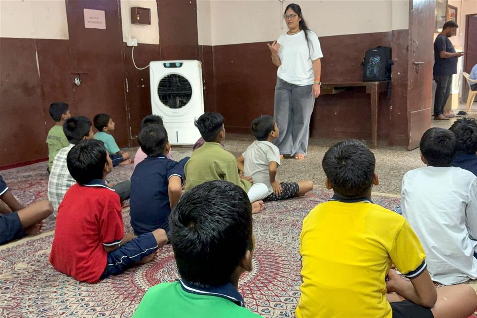 Kinder sitzen im Unterricht in einer Unterkunft für Straßenkinder in Neu-Delhi.Dirk Godder/dpa