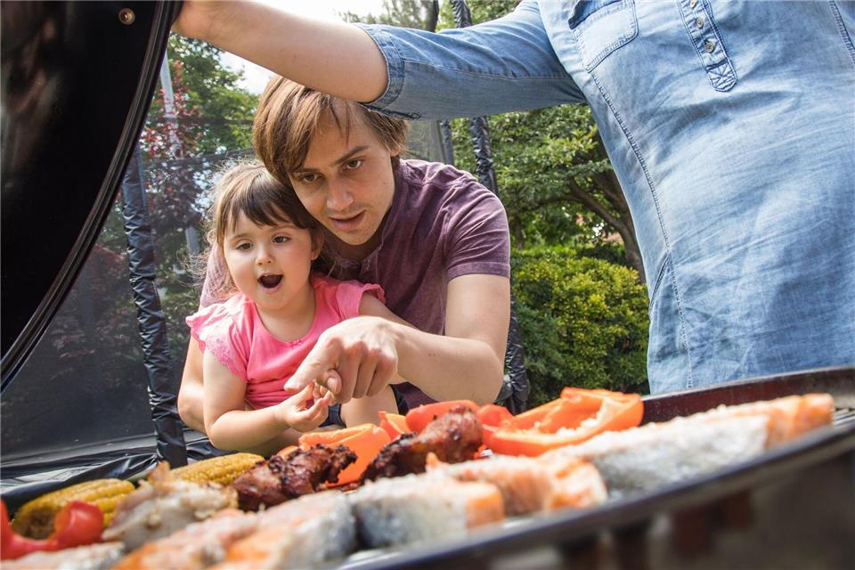 Kinder sollten in der Nähe eines Grills nie unbeaufsichtigt sein.Christin Klose/dpa-tmn