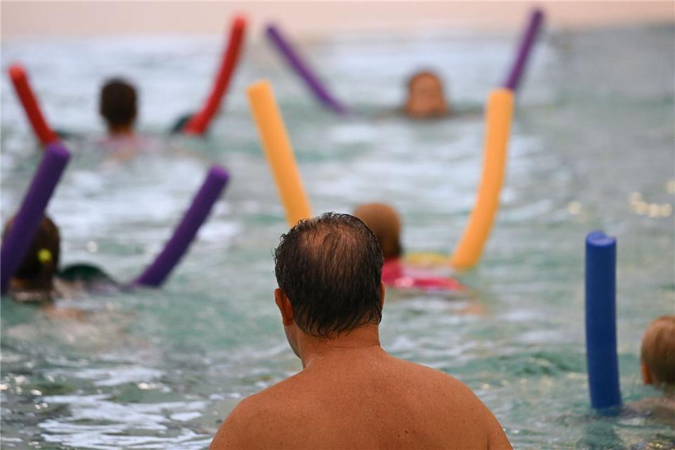 Kinder sollten so früh wie möglich ans Wasser gewöhnt werden, um spätestens in der Grundschule das Schwimmen zu lernen. (Symbolbild)Arne Dedert/dpa