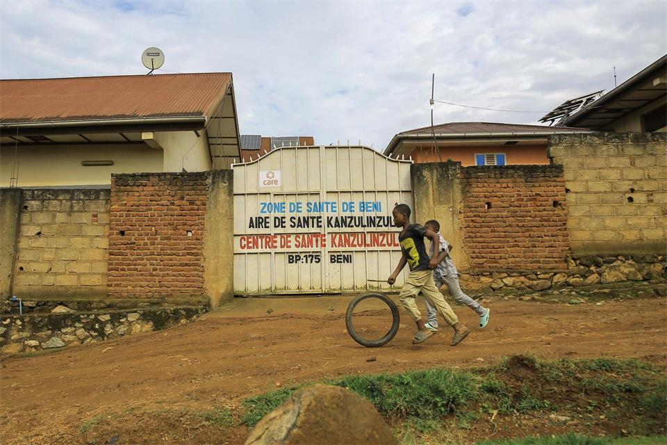Kinder spielen vor einem Gesundheitszentrum in der Provinz Nord-Kivu im Osten des Kongo, während dort gerade ein Ebola-Ausbruch herrscht.Sebastien Kitsa Musayi/AP/dpa