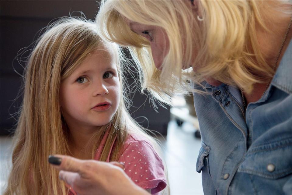 Kinder testen Grenzen: Für Eltern ist das oft nicht einfach – trotzdem hilft es, nicht zu verhandeln, nur weil „alle anderen“ als Beispiele genannt werden.picture alliance/dpa/dpa-tmn