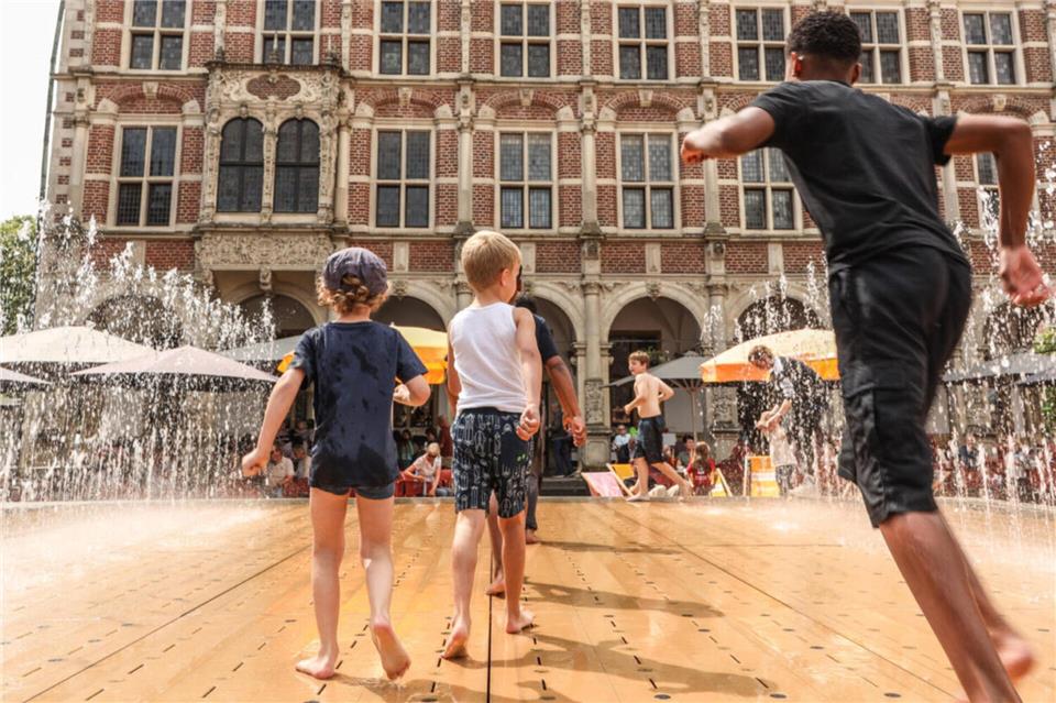 Kinder tollen durch die Fontänen der Playfountain auf dem Bocholter Marktplatz – wie hier im Sommer 2025. Ab dem 7. Juli ist die Anlage wieder in Betrieb.