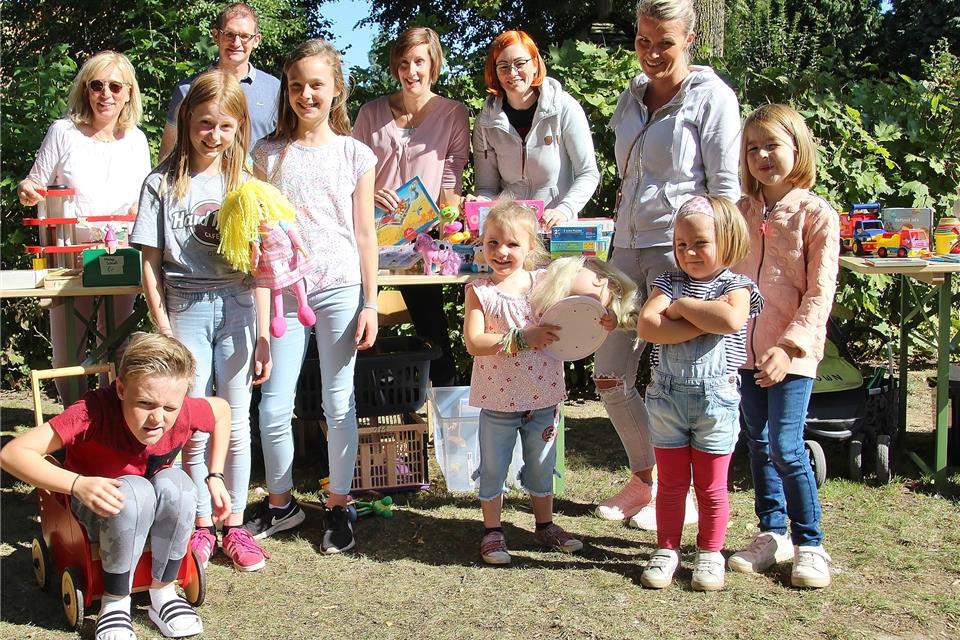 Kinder und Eltern boten auf dem Markt Spiele und Spielzeug an.
