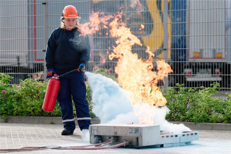 Kinder- und Jugendfeuerwehren in Baden-Württemberg haben so viele Mitglieder wie noch nie - auch Annabella von der Jugendfeuerwehr in Mannheim gehört dazu. Uwe Anspach/dpa