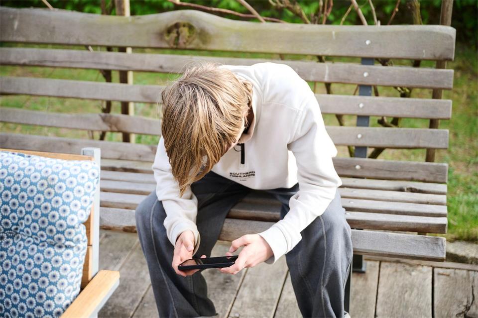 Kinder und Jugendliche brauchen aus Sicht von Verbraucherschützern keine bloßen Nutzungsgrenzen, sondern Plattformen, die von vornherein sicher sind. (Symbolbild)Annette Riedl/dpa