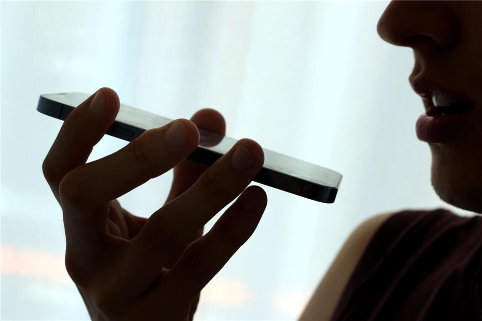 Kinder und Jugendliche, die Probleme Zuhause, in der Schule oder anderes bedrückt, können beim Kinder- und Jugendsorgentelefon anrufen. (Symbolbild)Karl-Josef Hildenbrand/dpa