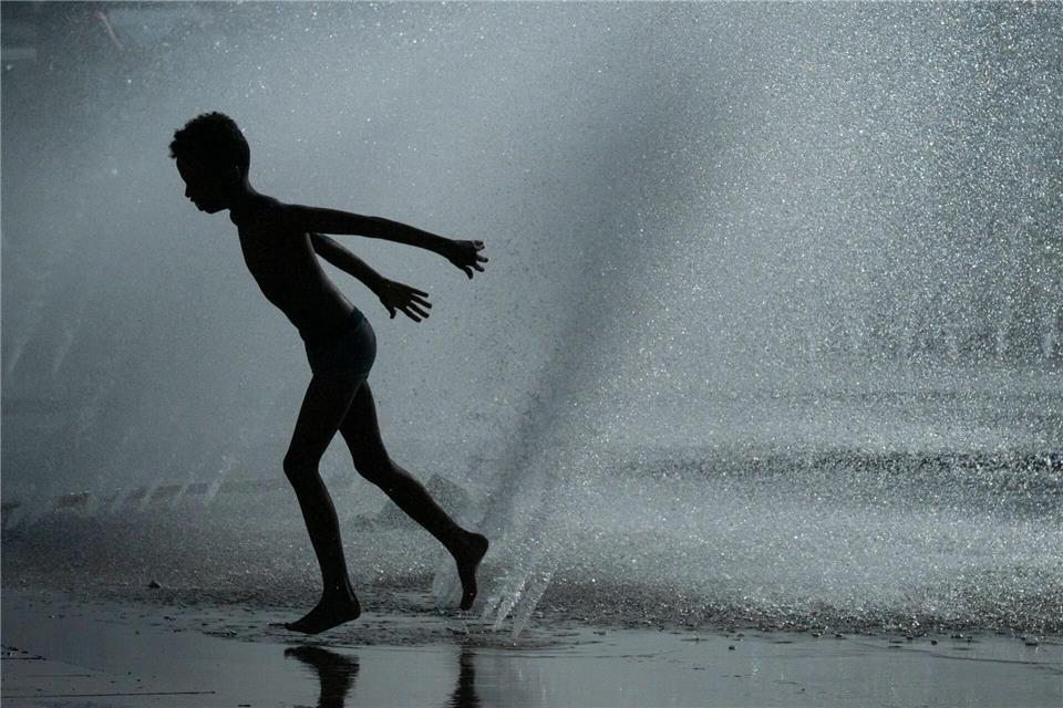 Schlaflos und erschöpft – Hitze setzt Kindern zu Kinder und Jugendliche leider unter der Hitze deutlich mehr als Erwachsene.(Archiv)Peter Kneffel/dpa