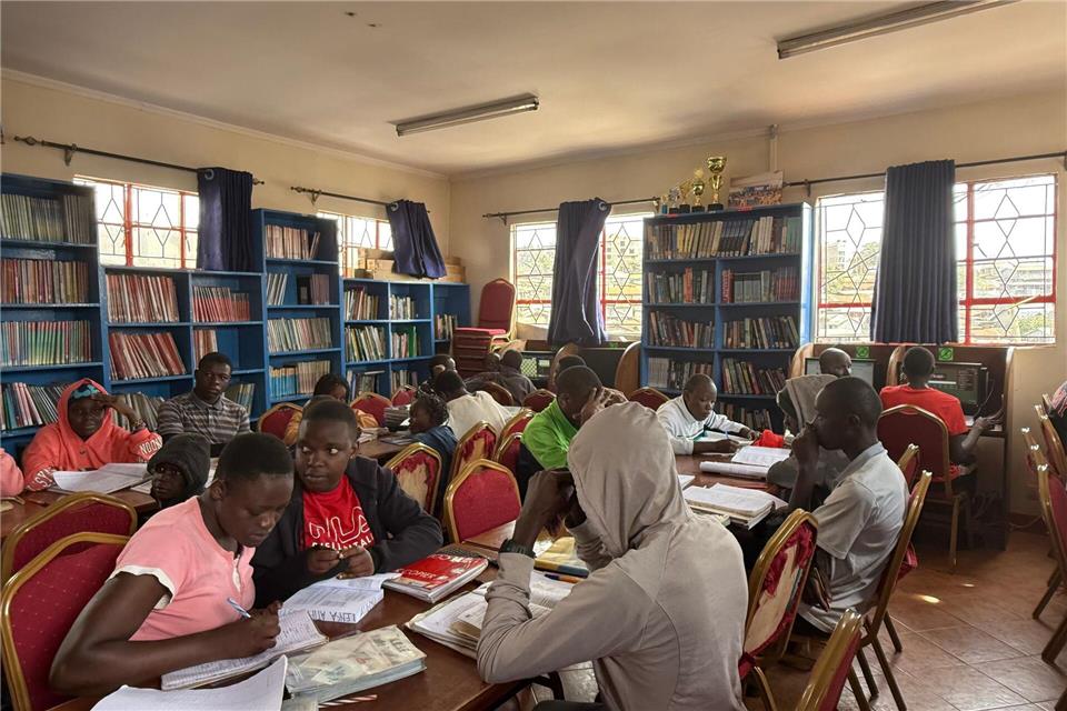 Kinder und Jugendliche lernen in der Bücherei der Selbsthilfeorganisation Shofco in Kibera, Nairobis größtem Slum. (Archivbild)Eva Krafczyk/dpa