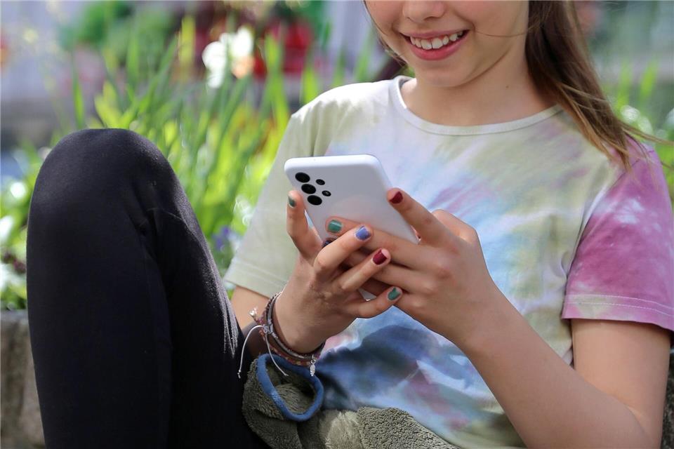 Guck mal da! Was Eltern und Kinder über Medien lernen können Kinder und Jugendliche nutzen wie auch Erwachsene Handy, Streaming & Co. zum Entspannen.Mascha Brichta/dpa-tmn