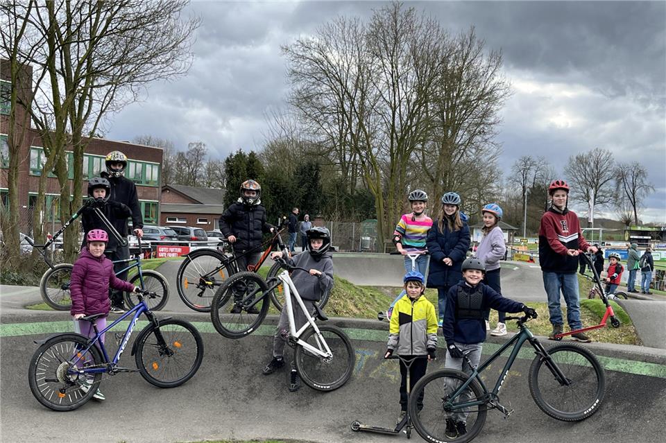Kinder und Jugendliche sollten eine Pumptrackanlage ausprobieren: Dafür haben Raesfelder CDU und SPD eine Besichtigung organisiert.