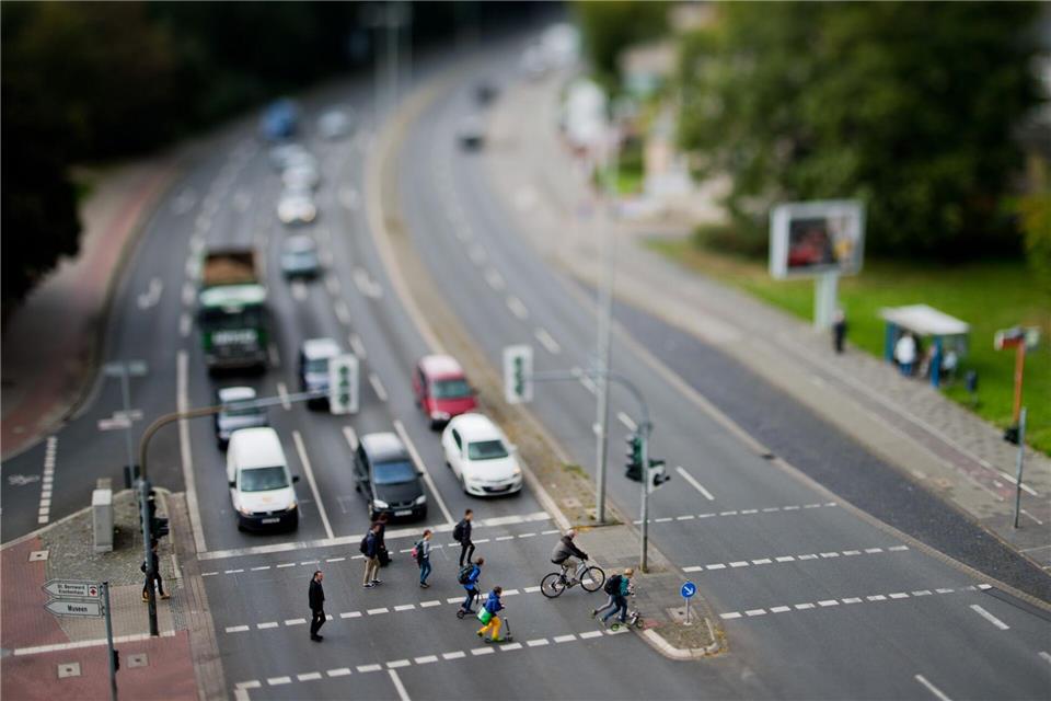 Kinder unter 6 Jahren und Senioren jenseits der 70 sind im Straßenverkehr besonders gefährdet.Julian Stratenschulte/dpa/dpa-tmn