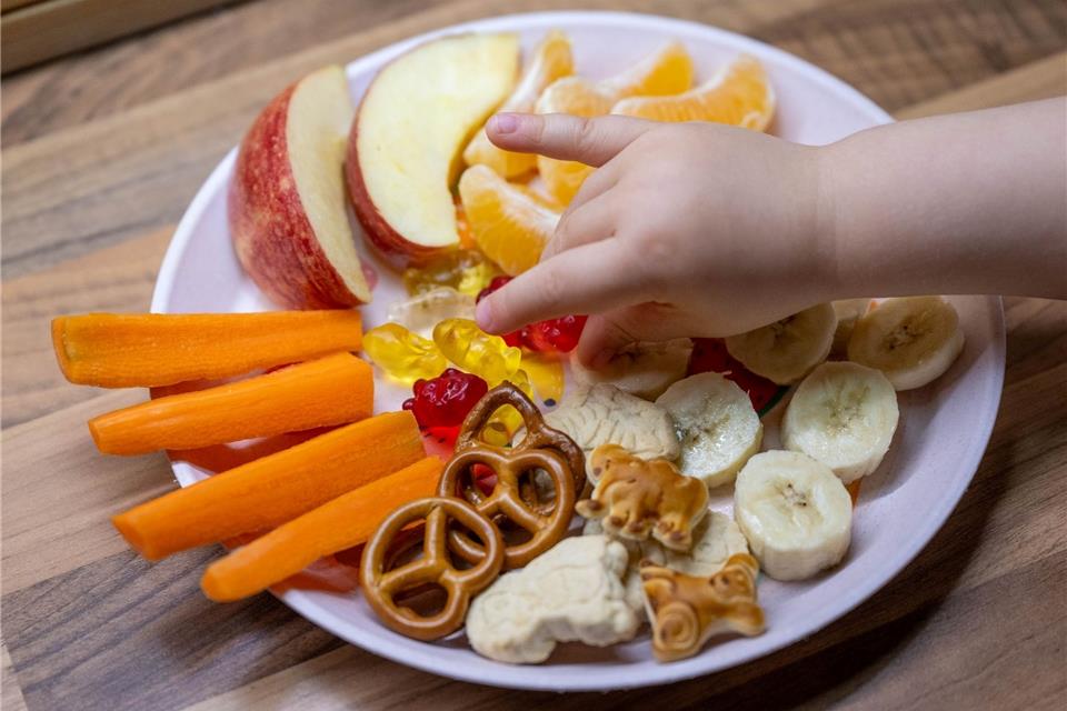 Langeweile lässt Kinder mehr futtern Kinder von vier bis sechs Jahren benötigen der DGE zufolge 1300 bis 1800 Kilokalorien (kcal) täglich. Wichtig sei ein vielseitiges und abwechslungsreiches Angebot an Nahrungsmitteln.