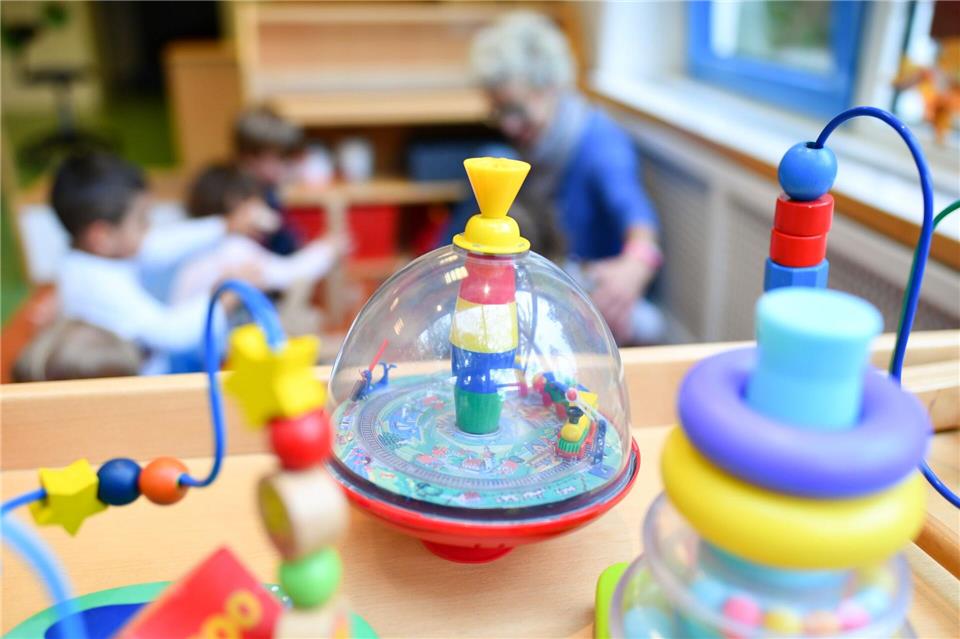Kinderbetreuung und Soziales statt Straßenbau - die Ausgaben der Kommunen haben sich laut einer Studie deutlich verschoben. (Illustration) Uwe Anspach/dpa
