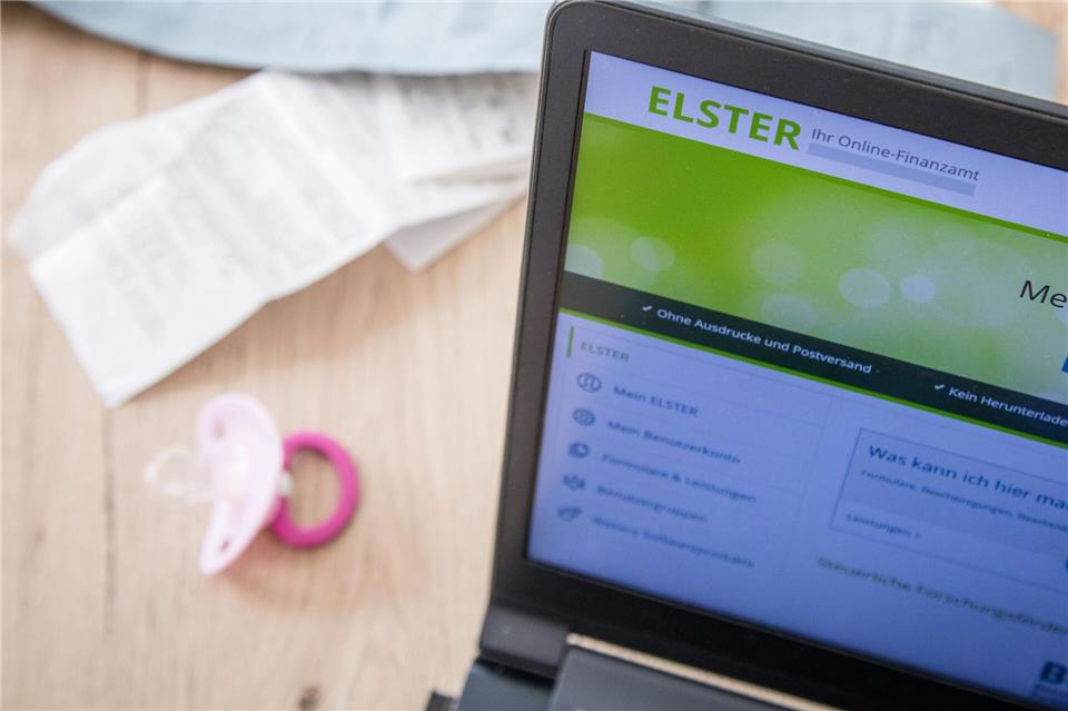 Kindergeld oder Kinderfreibetrag - was lohnt sich für Eltern mehr? Das Finanzamt prüft das im Rahmen der Steuererklärung automatisch und berücksichtigt die entsprechend günstigere Variante.Christin Klose/dpa-tmn