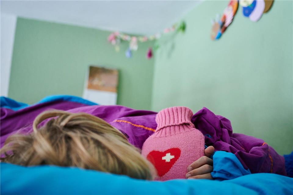 Kinderkrankengeld wird pro Elternteil und Kind jährlich für bis zu 15 Tage gezahlt (Symbolbild)Annette Riedl/dpa