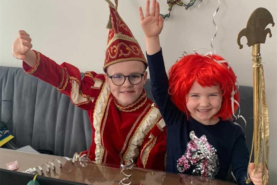 Kinderprinz Fin I. und seine Schwester Lea schauen sich den Zug auf dem Laptop an.