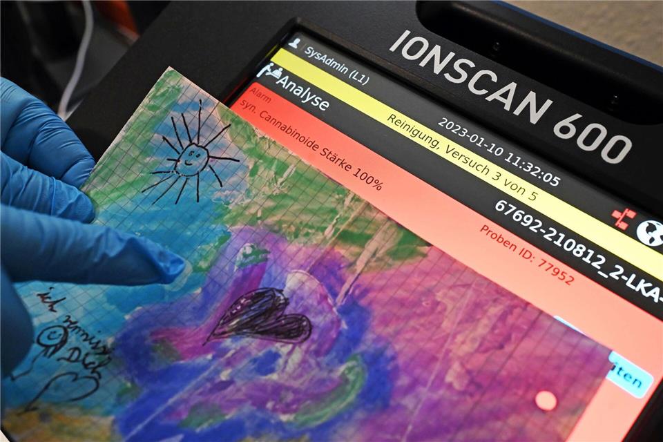 Kinderzeichnungen, die Häftlinge in der Gefangenenpost erhalten, dienen immer wieder zum Versand synthetischer Cannabinoide. (Archivbild)Uli Deck/dpa