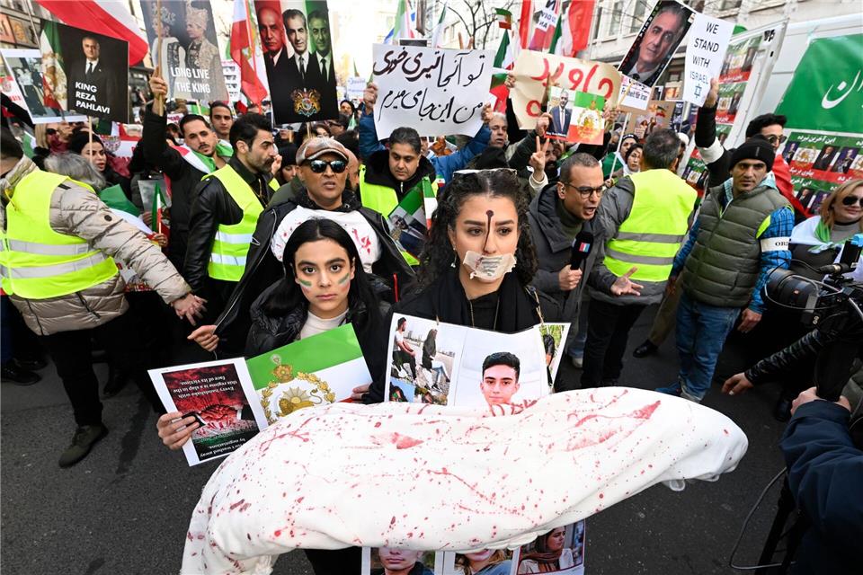 „King Reza Pahlavi“ stand auf Transparenten der Iran-Demonstranten in der Düsseldorfer Innenstadt.Roberto Pfeil/dpa