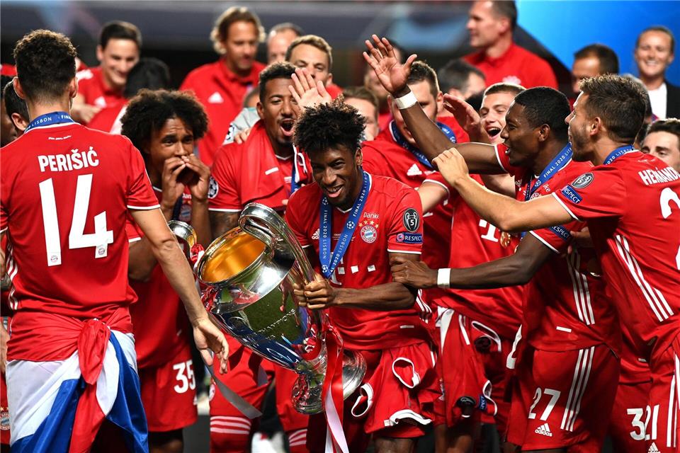 Kingsley Coman mit dem Champions-League-Pokal 2020 in Lissabon.Michael Regan/Getty Images via UEFA/dpa