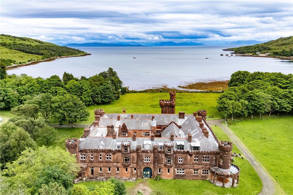 Kinloch Castle verfügt über sieben repräsentative Gesellschaftsräume und 20 Schlafzimmer. (Foto: Nest Marketing/NatureScot /PA Media/dpa)Nest Marketing/NatureScot /PA Media/dpa