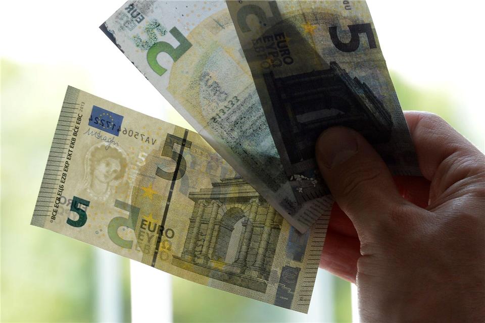 Kippen, sehen, fühlen: Wer diesen Rat beherzigt, kann auch einen echten Fünf-Euro-Schein mit Wasserzeichen (l) von gefälschte Banknoten ohne das charakteristische Merkmal unterscheiden.Roland Holschneider/dpa/dpa-tmn